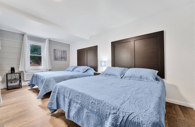 Room #5: Updated Suite w/2 Queen Beds