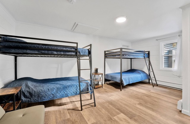 Room #6: Updated Suite w/2 Bunk Beds