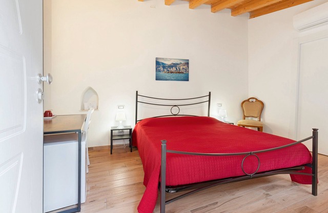 Room 'Camera Matrimoniale - Isola Olivo' with Shared Pool, Wi-Fi and Air Conditioning