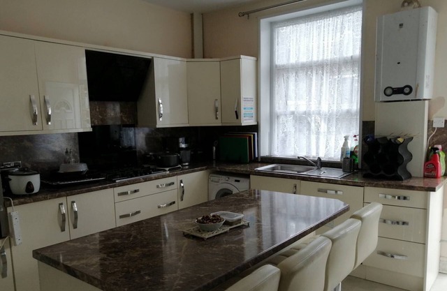 Room-charming Bradford Room to Rent With