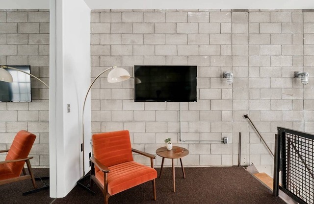 Room D at The Dutra Inn - Little Italy