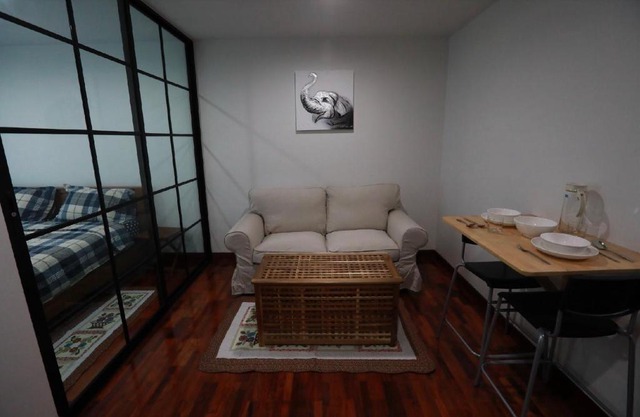 Room in Condo - Private cozy Mrt bangson free Wifinetflixpoolgym