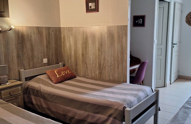 Room 'Le Meslay N°7 - Chambre 4 Pers' with Shared Terrace, Shared Garden and Wi-Fi