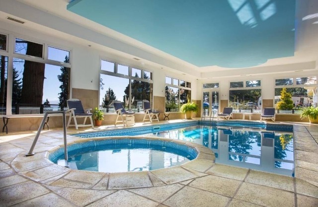 Room Perfect for Groups with Stunning Lake Views & Wellness Center with Hot Tub