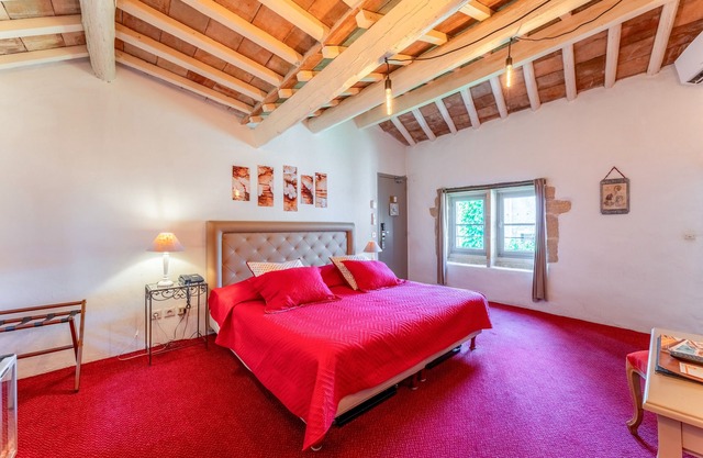 Room with Vintage Bath, Shared Pool, Wi-Fi and Air Conditioning