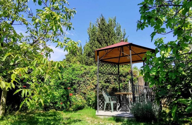 Rooms and apartment in a house with a garden more than 200 years old.