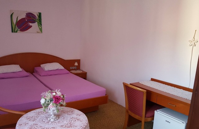 Rooms Milena - Double or Twin Room with External Private Bathroom