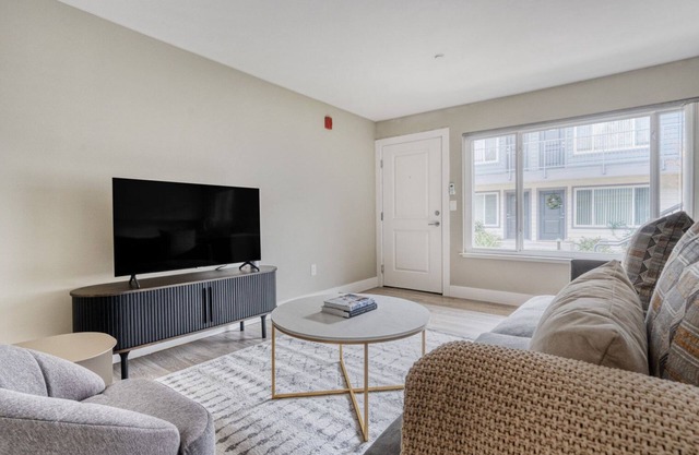 Roomy Campbell 1BR w/Gym, Pool & Hot Tub, walk to WF & TJ, by Blueground