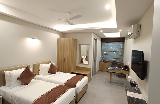 ROSASTAYS Gurugram Sec 31