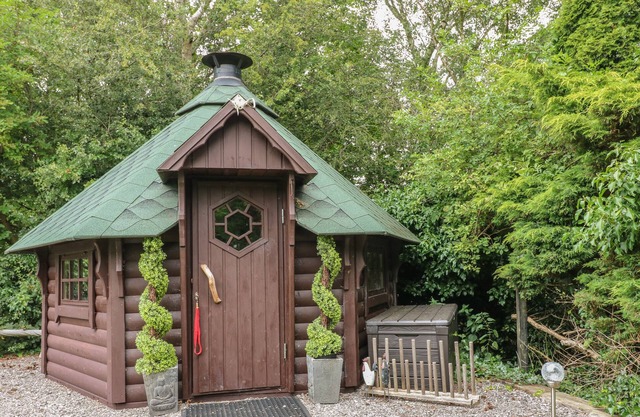 ROSE COTTAGE, luxury holiday cottage, with open fire in Belper