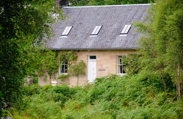 Rose Cottage – Romantic Retreat on the banks of the River Aline