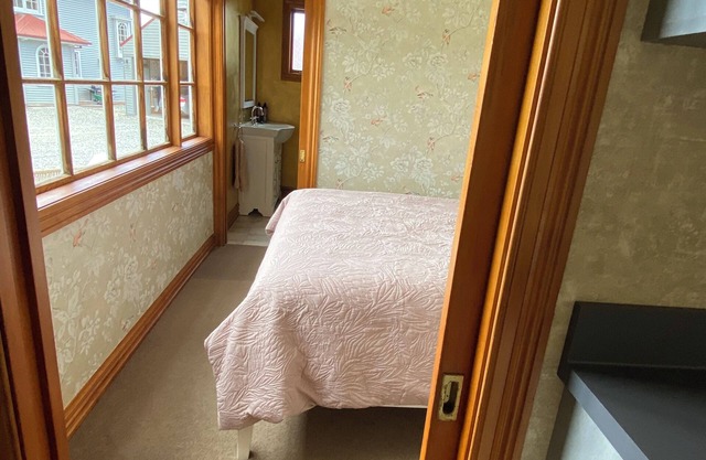 Rose Creek Cottage – Secluded Vineyard Stay with Stunning Mountain Backdrop