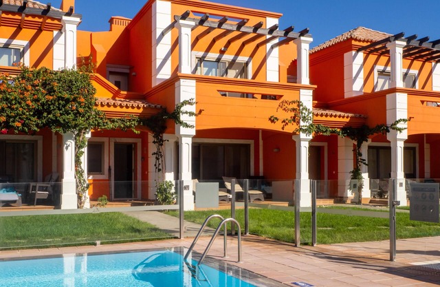 Rose House - Free Wifi - Pool -private parking