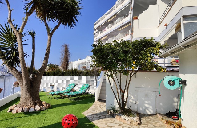 ROSES SUPER APARTMENT 2bed 4 pers with garden SANTA MARGARIDA SUPER CANAL VIEW