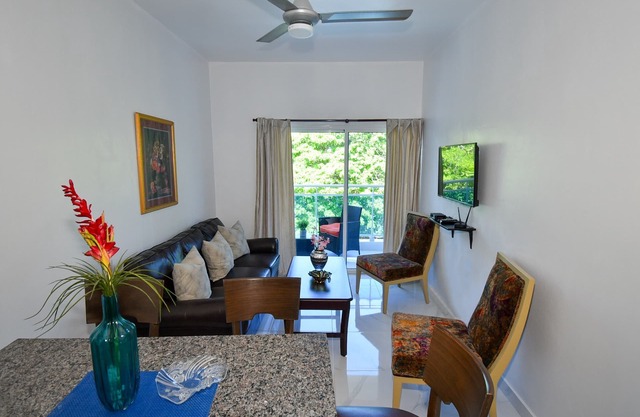 Rosil Place, Full Apt #9 with Roof-top Ocean View