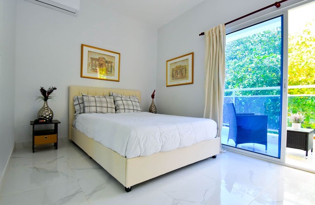 Rosil Place, Modern Beach Apt #5 with Balcony