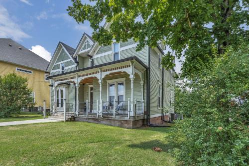 Ross & Ashley's Retreat (117 Marion St, #1)