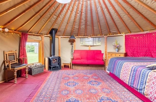 Roundhouse Yurt, stunning views, Totnes Dartmouth