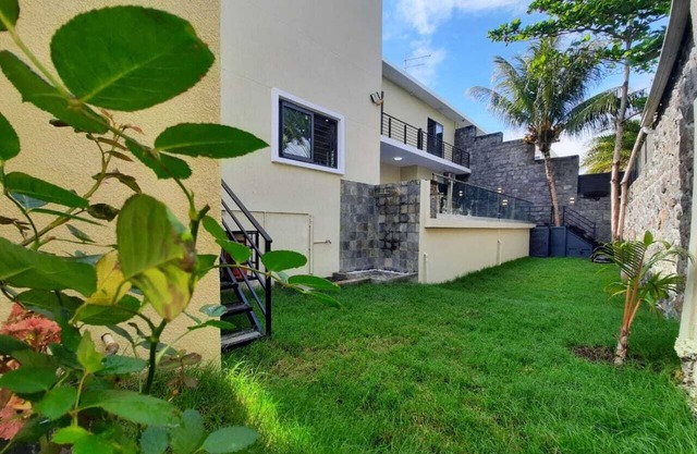 Royal Residence B2: 4 Bedrooms Gated Semi Detached Serene Villa in Pereybere