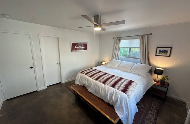 Royal Retreat – Luxe 2BR 5 mins to Downtown