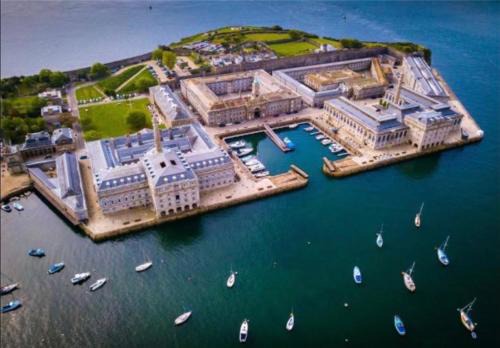 ROYAL WILLIAM YARD Luxury Apartments at "THE BRUCE" - FAMILY APARTMENT and Connecting DELUXE STUDIO - PRIVATE connecting lobby so BOOK BOTH For LARGER GROUPS - FREE ONSITE PARKING