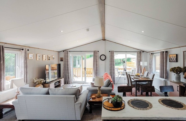 Rural Lodge - Sleeps 4 - Parking - Fishing Lake