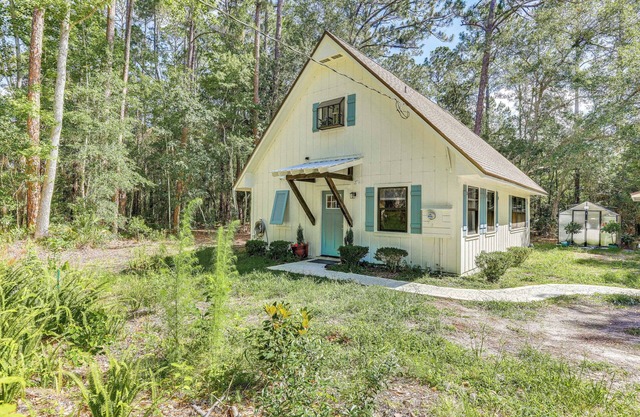 Rural Retreat! Florida Cottage w/Screened Patio