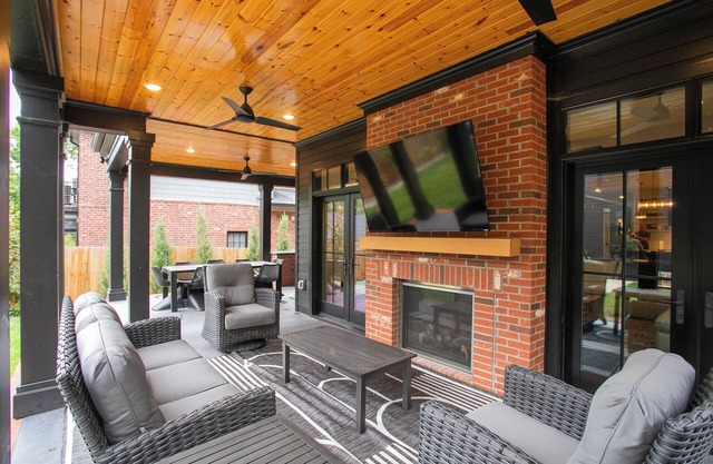 Russell St Retreat: Luxe Home w/HotTub