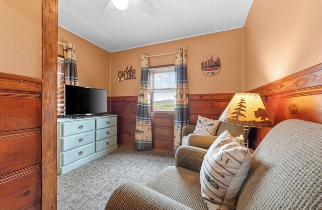 Rustic charm/Cozy comfort-1-bedroom cabin/Ozark view nestled by Bull Shoals Lake