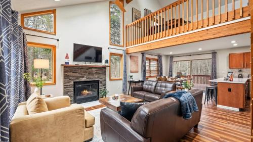 Rustic-Chic Escape w Hot Tub Fireplace Nature Views Pine Woods Loft