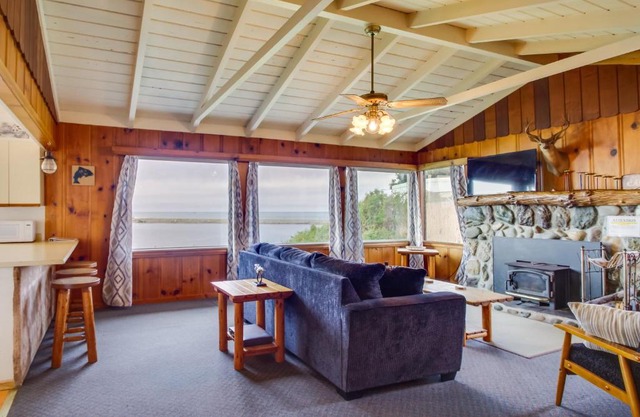Rustic Coastal Smith River Cottage with Ocean Views!