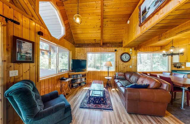 Rustic, dog-friendly retreat with hot tub, woodstove & furnished deck