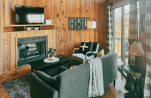 Rustic Lake Keowee Cabin, Perfect for Couples! Dock, Pool & Boat Slip