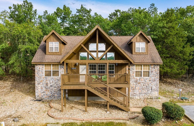 Rustic Lodge 4 Bedroom Cabin by Redawning