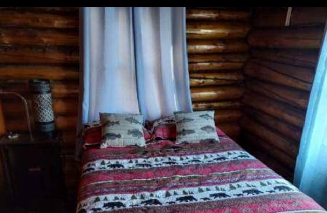 Rustic log cabin near beaches and local boat ramp