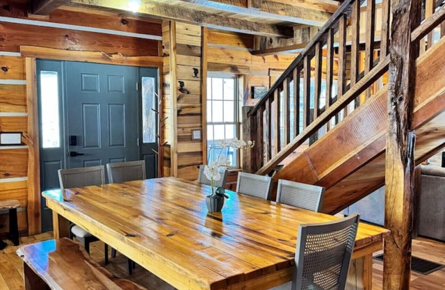 Rustic log Cabin w/Pond & Hot tub Tranquil Vibe