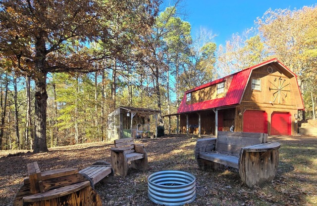 Rustic Retreat near Lake O the Pines