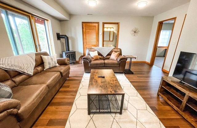 Rustic Ridge Hideaway | Pet Friendly & Deck Views