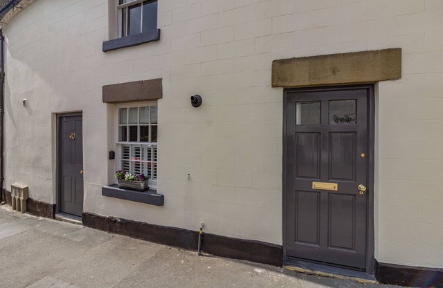 SADDLERS COTTAGE, pet friendly, with open fire in Wirksworth