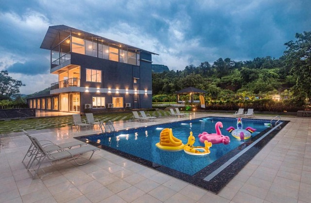 SaffronStays Sundowner by the Lake, Karjat - party-perfect pool villa with rain dance and cricket turf