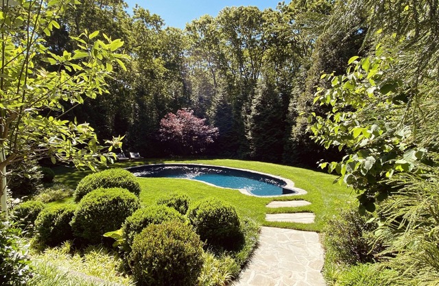 Sag Harbor Sleeps 10 …5 min drive to town.