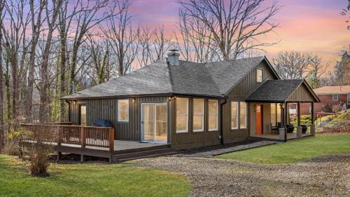 Sage Lodge by AvantStay 15 Min to Downtown Deck
