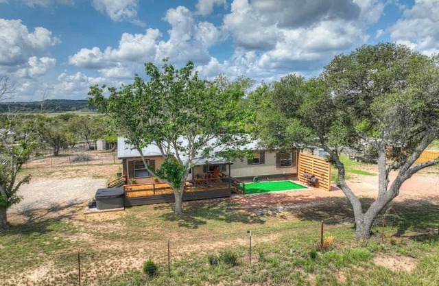 Sage: Waterfront Hill Country Retreat w/Hot-Tub