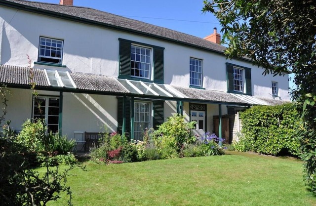Sages - Regency country villa in heart of Dolton (house and garden flat)