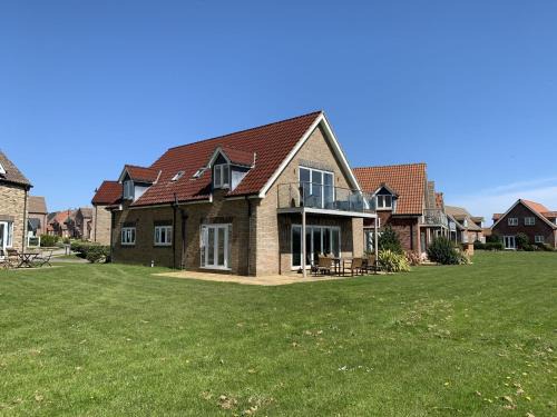 Sailaway Cottage at The Bay Filey, sleeps 8-10, pet-free