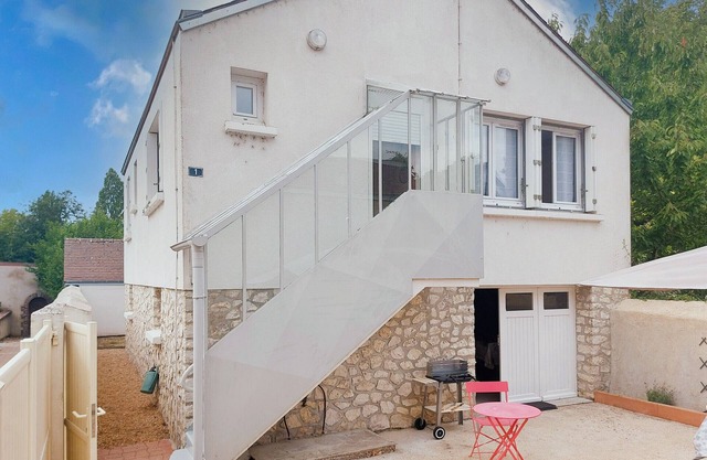 Saint Lubin Cottage: Family Comfort and Local Charm