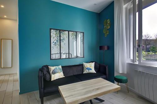 Saint Genevieve Chic