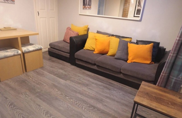 Salisbury House - Huku Kwetu (Luton)