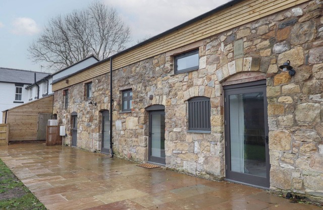 SALLY'S BARN, pet friendly, luxury holiday cottage in Weston Rhyn