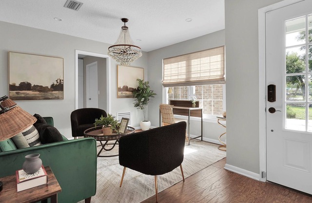 Saltwater Pool, Fenced in Yard w/King Size Bed